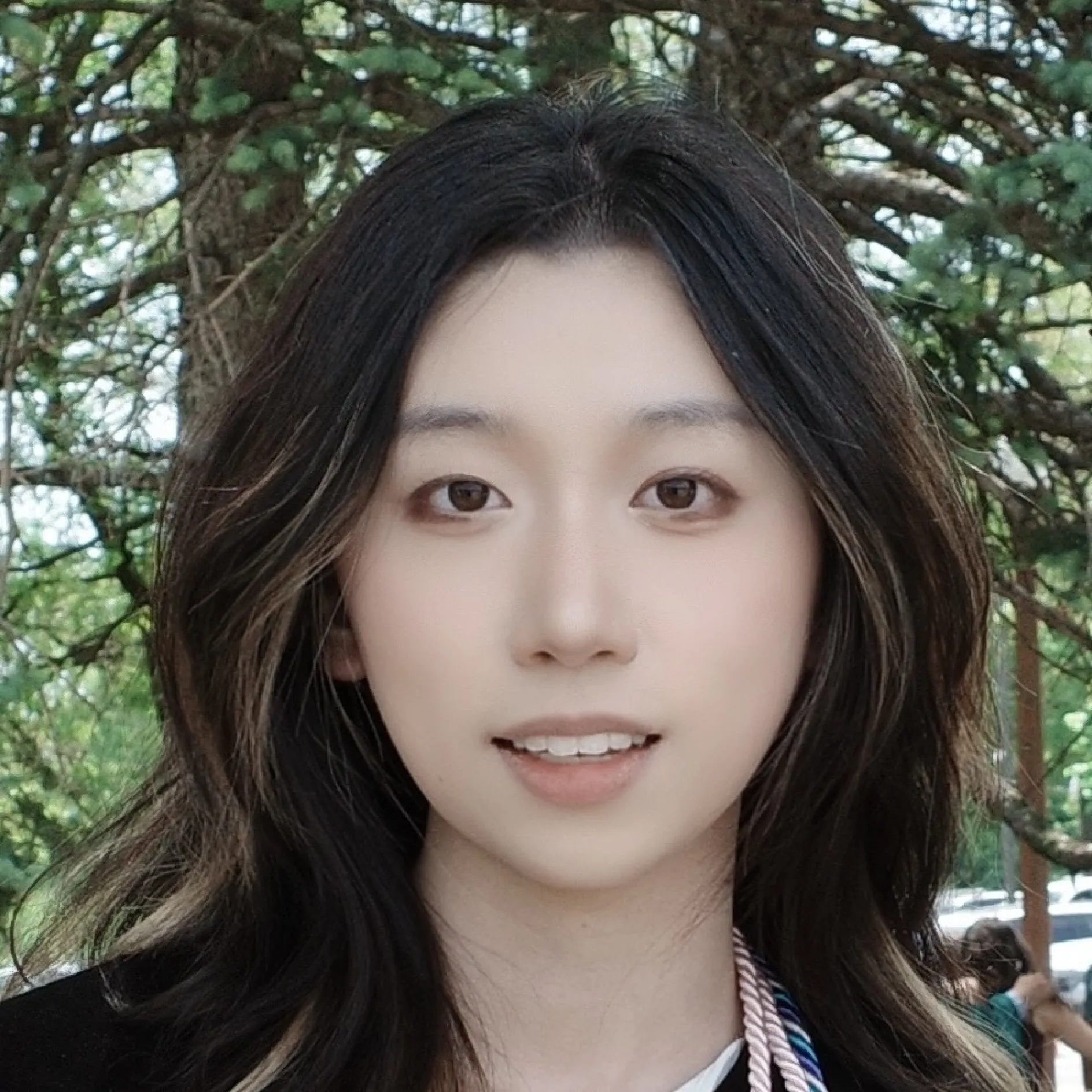 Leah Qin Headshot